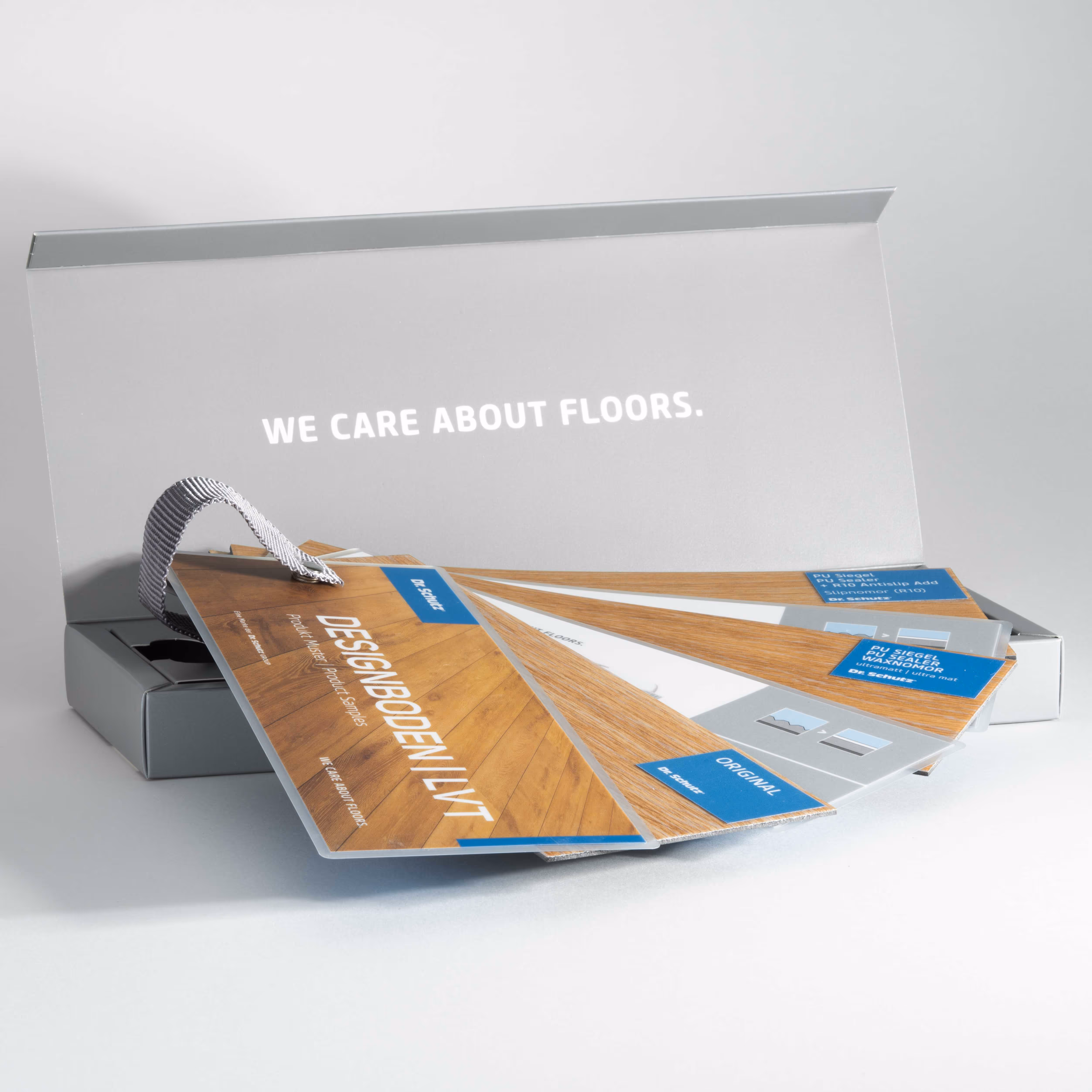 Magnetisch verschließbare Präsentationsbox mit Klappdeckel für Designboden-Muster der Dr. Schutz Group, hochwertig gefertigt und konfektioniert von backesDruck.