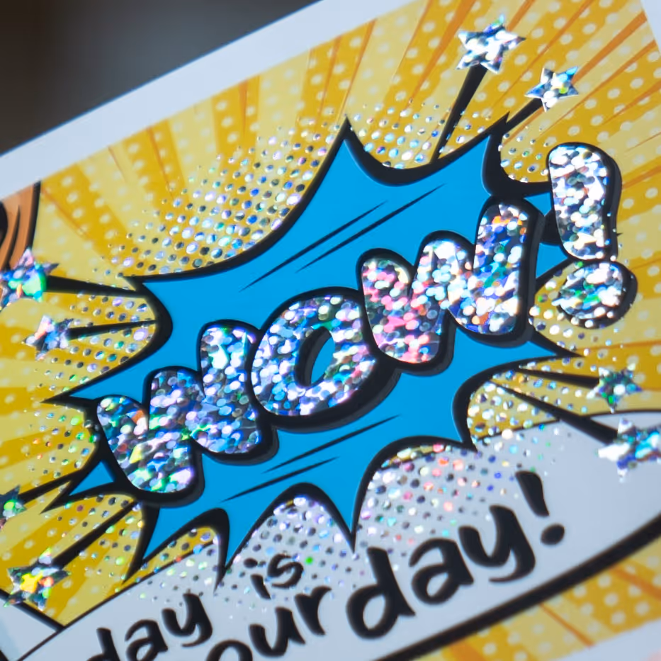 Etikett mit holografischen Glanzeffekten und Metallic-Look – zeigt die brillante Wirkung spezieller Effektveredelungen von backesDruck.