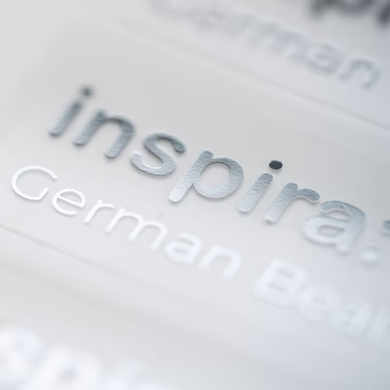 inspira cosmetics Etikett mit silberner Kaltfolie – spiegelnde Chromoptik für edle, hochglänzende Premiumwirkung.