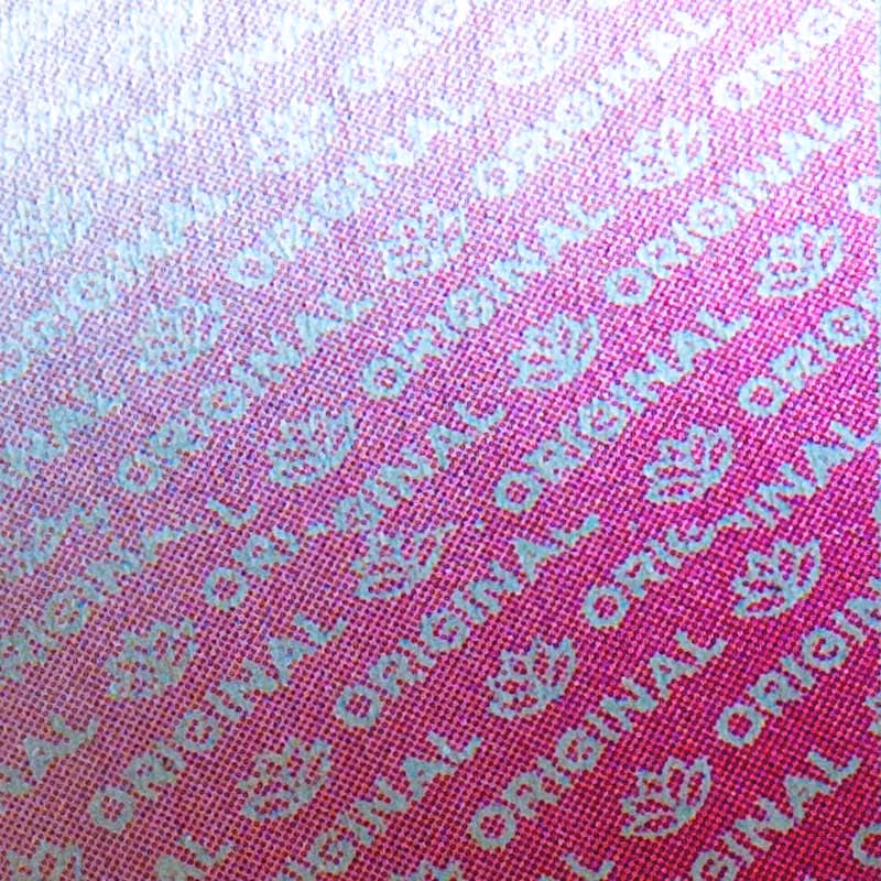 Etikett mit deckender Silberfarbe – dezenter Metallic-Effekt für hochwertigen, eleganten Look.