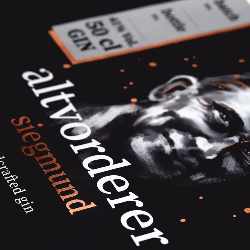 Hochwertiges Gin-Etikett für Altvorderer Siegmund – gedruckt von backesDruck auf silberner Folienbasis mit Weiß- und Farbüberschichtung für brillante Metall- und Glanzeffekte.