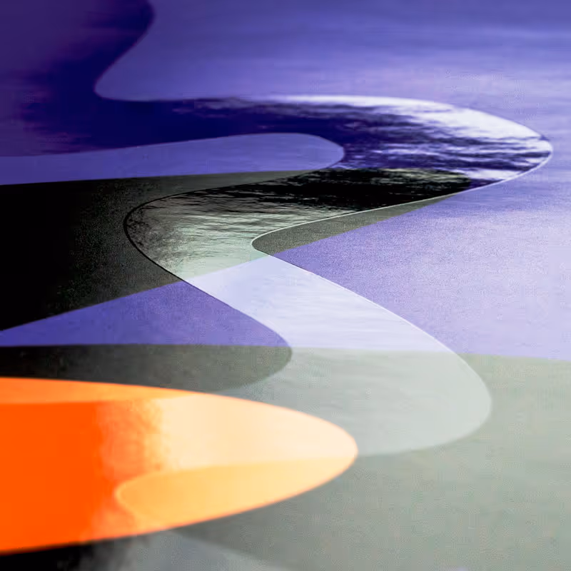 Druckbeispiel mit UV-Lack und glänzenden Farbakzenten – hochwertige Oberflächenveredelung für starke Kontraste und Schutz.