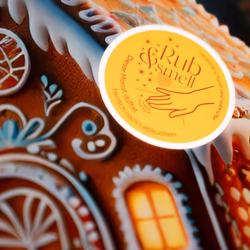 Druckbeispiel mit Duftlack-Veredelung – freisetzbarer Duft auf Oberfläche verbindet sinnliches Erlebnis mit Markenkommunikation.