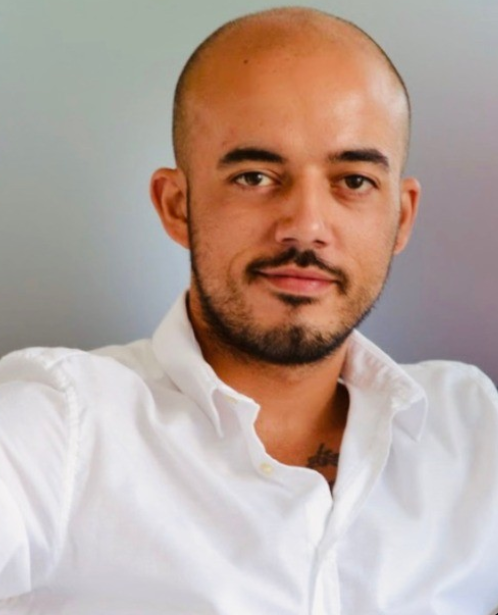 Viktor Ilijev, founder of Viktori.co, Chicago-based pitch deck consultant with over 13 years experience