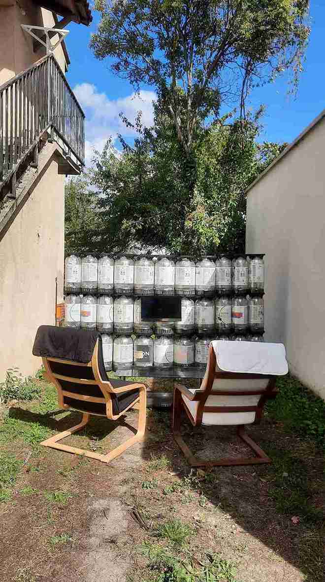Au-delà des fûts - Installation de l'artiste visuel toulousain Xavier Pinel