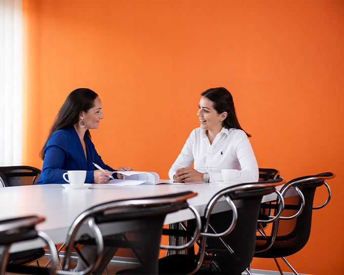 Zwei Frauen in einem Meeting