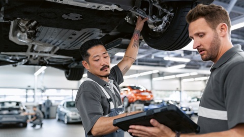 Mechaniker bei der Inspektion eines BMW – Fachkundiger Service im Autohaus BMW Köhler in Karlstadt