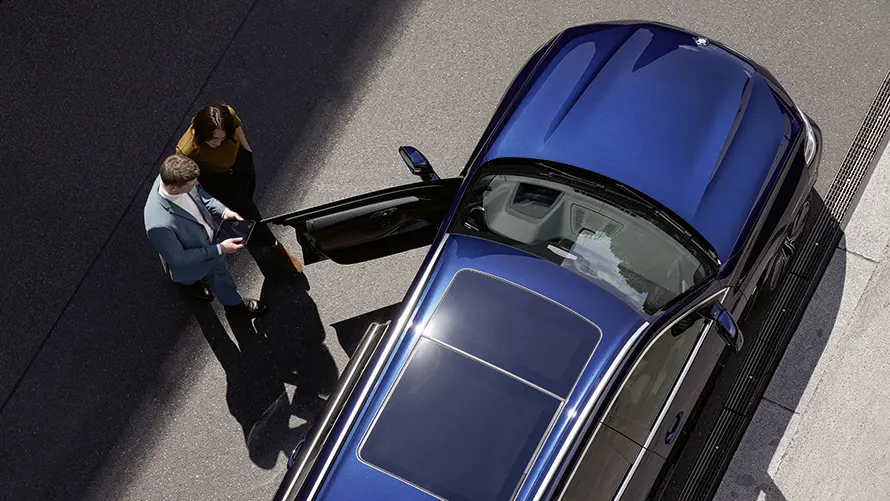 Vogelperspektive auf einen blauen BMW mit Personen – Eleganz und Stil im Autohaus BMW Köhler in Karlstadt