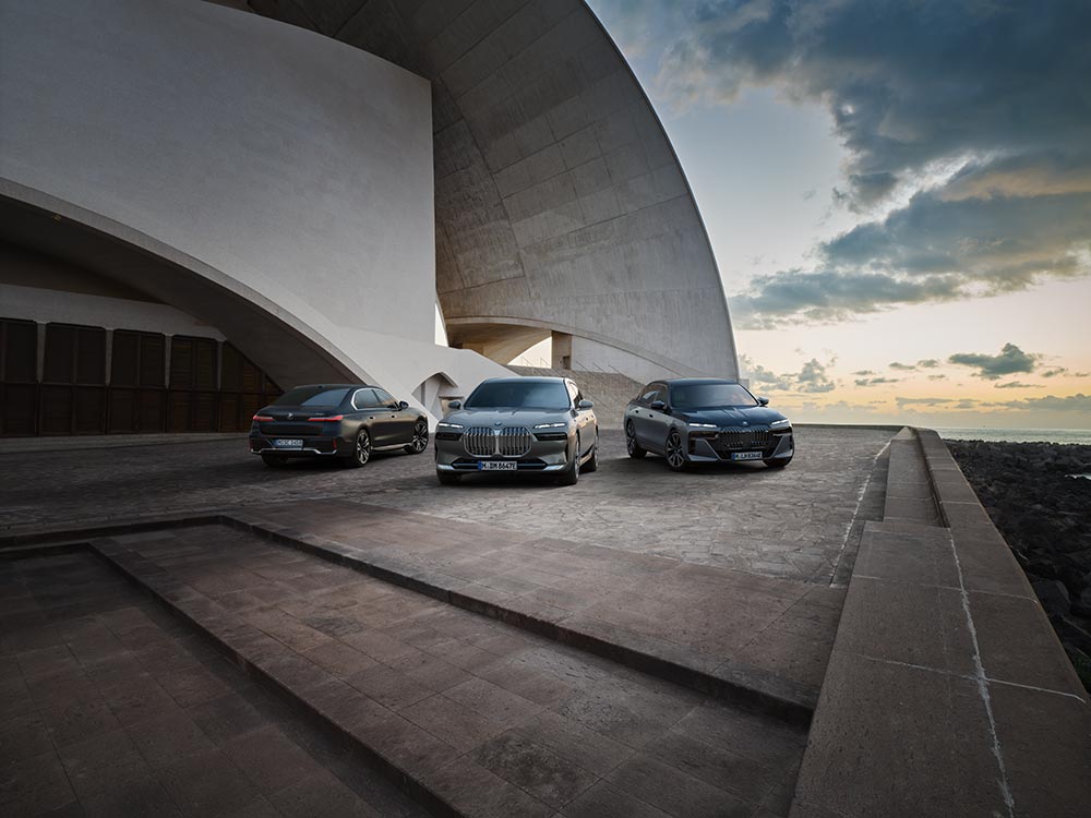 BMW-Modelle vor einer modernen Architektur – Vielfalt und Innovation im Autohaus BMW Köhler in Karlstadt