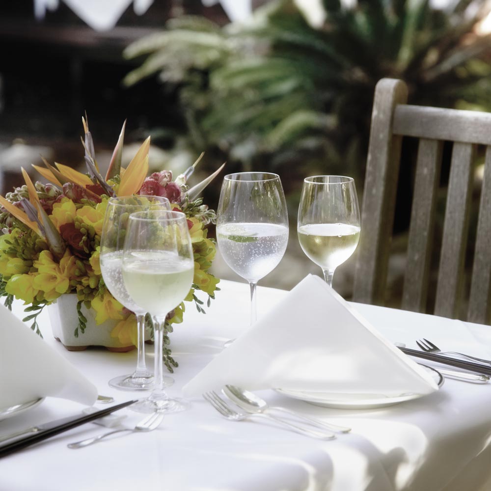 Festlich gedeckter Tisch mit Weingläsern und Blumendekoration – Eleganz und Gastfreundschaft im Autohaus BMW Köhler in Karlstadt