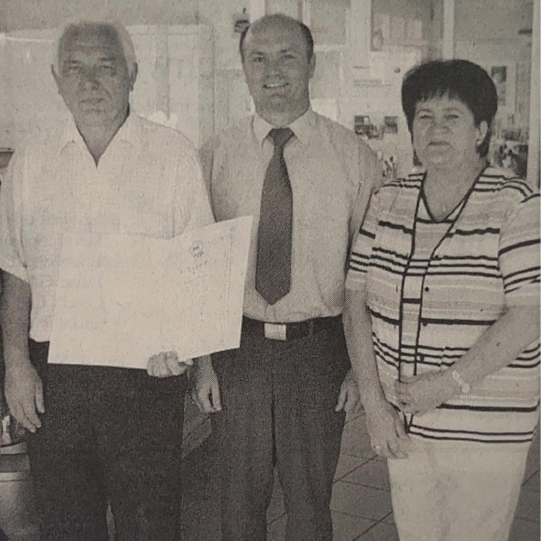 Familie Köhler Emil, Katharina und Alexander posieren zusammen zum Beginn der Ausbildung von Alexander Köhler im Jahr 1994