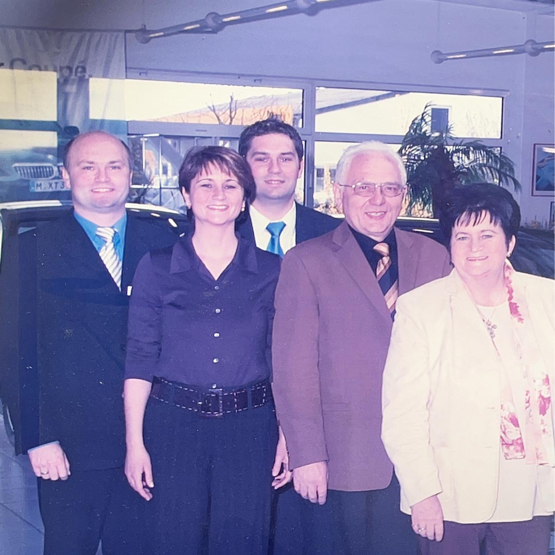 Famile Köhler posiert in der Verkaufshalle aus dem Jahr 2003