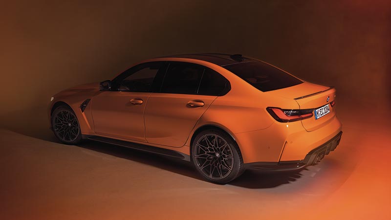 Goldener BMW M3 in einer Studioszene – Eleganz und Stil im Autohaus BMW Köhler in Karlstadt