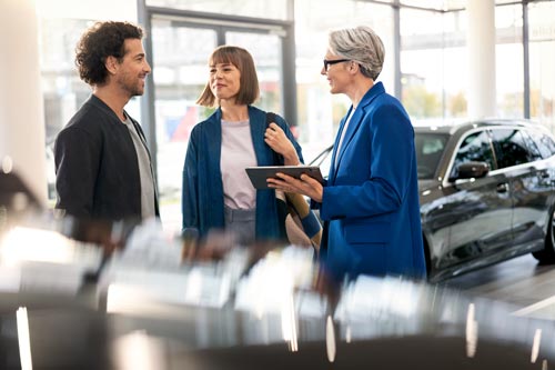 Beratungsgespräch in einem BMW Autohaus – Service und Vertrauen im Autohaus BMW Köhler in Karlstadt