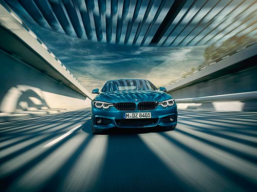 BMW M5 in Bewegung in einer futuristischen Kulisse – Performance und Technik im Autohaus BMW Köhler in Karlstadt