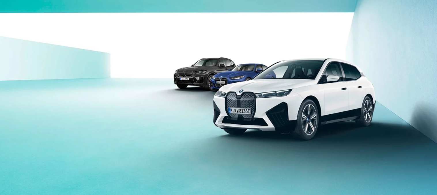 Verschiedene BMW-Modelle in einem hellen Studio – Vielfalt und Stil im Autohaus BMW Köhler in Karlstadt