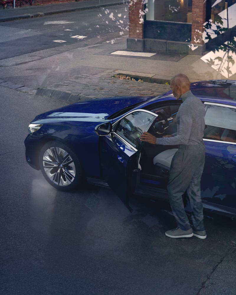 Mann steigt in einen blauen BMW 5er ein – Alltagstauglichkeit und Design im Autohaus BMW Köhler in Karlstadt