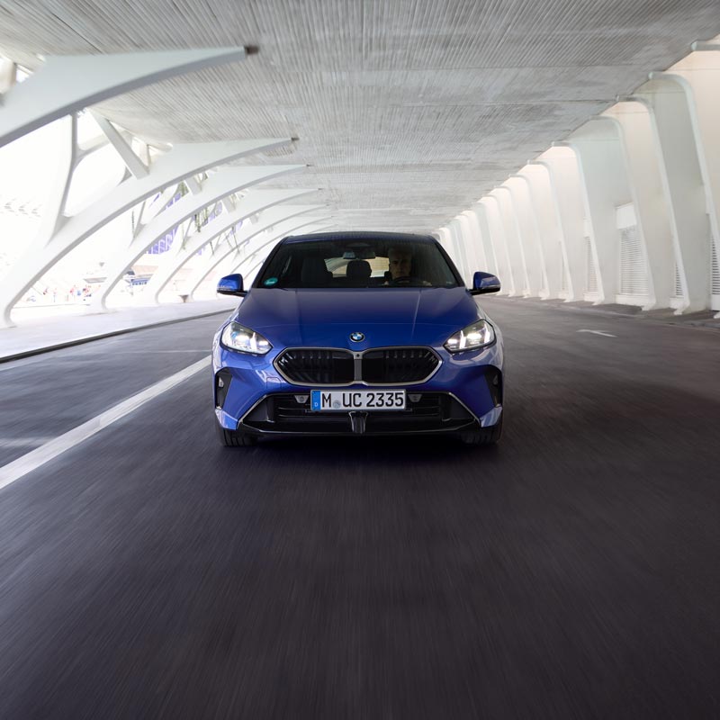 BMW 1er in einer lichtdurchfluteten Halle – Komfort und Leistung im Autohaus BMW Köhler in Karlstadt