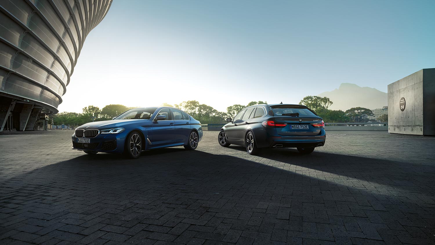 BMW 5er Limousine und BMW 5er Touring  in einer futuristischen Umgebung – Innovation und Fortschritt im Autohaus BMW Köhler in Karlstadt