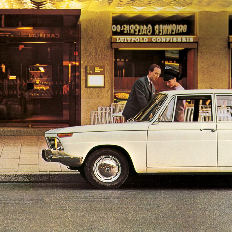 Historischer BMW 02 vor einem Laden – Zeitloser Stil und Tradition im Autohaus BMW Köhler in Karlstadt