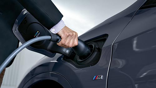 Ladekabel wird an einen BMW angeschlossen – Elektromobilität im Autohaus BMW Köhler in Karlstadt