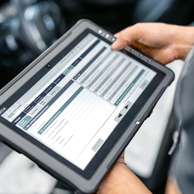 Tablet mit Diagnoseanzeige – digitale Werkstattlösungen im Autohaus BMW Köhler in Karlstadt