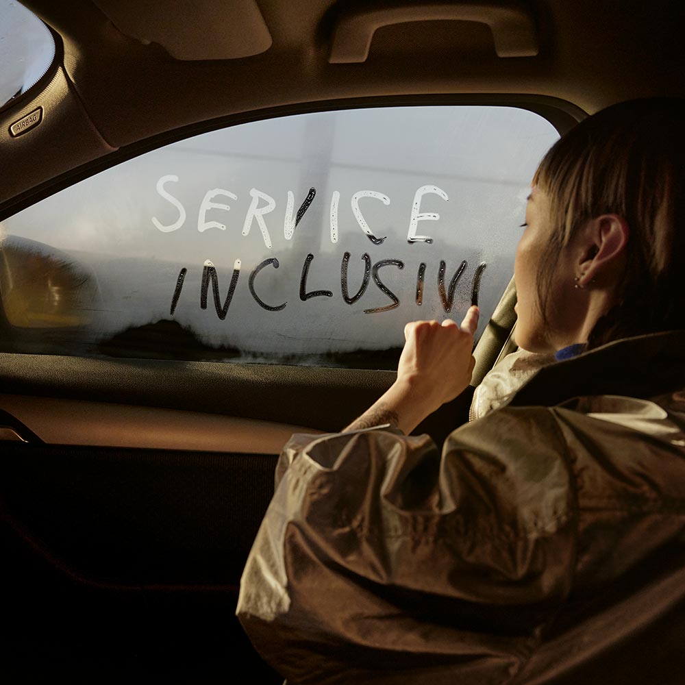 Schriftzug Service Inclusive auf einer Fensterscheibe – transparente Serviceangebote im Autohaus BMW Köhler in Karlstadt