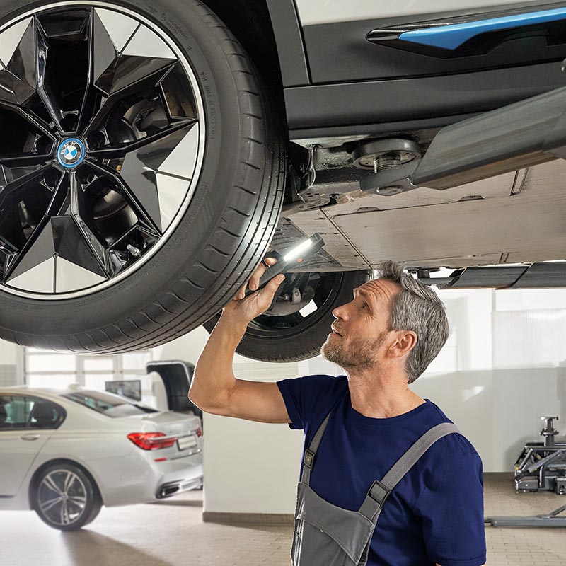 Mechaniker überprüft die Reifen eines BMW – verlässlicher Service im Autohaus BMW Köhler in Karlstadt
