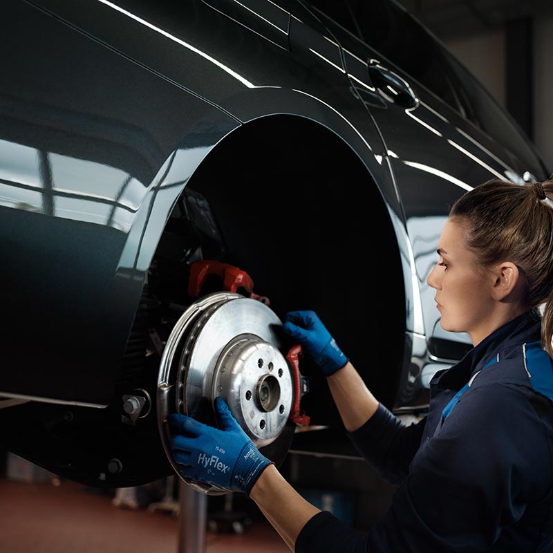 Mechanikerin bei der Prüfung einer Bremsscheibe – Sicherheit und Präzision im Autohaus BMW Köhler in Karlstadt