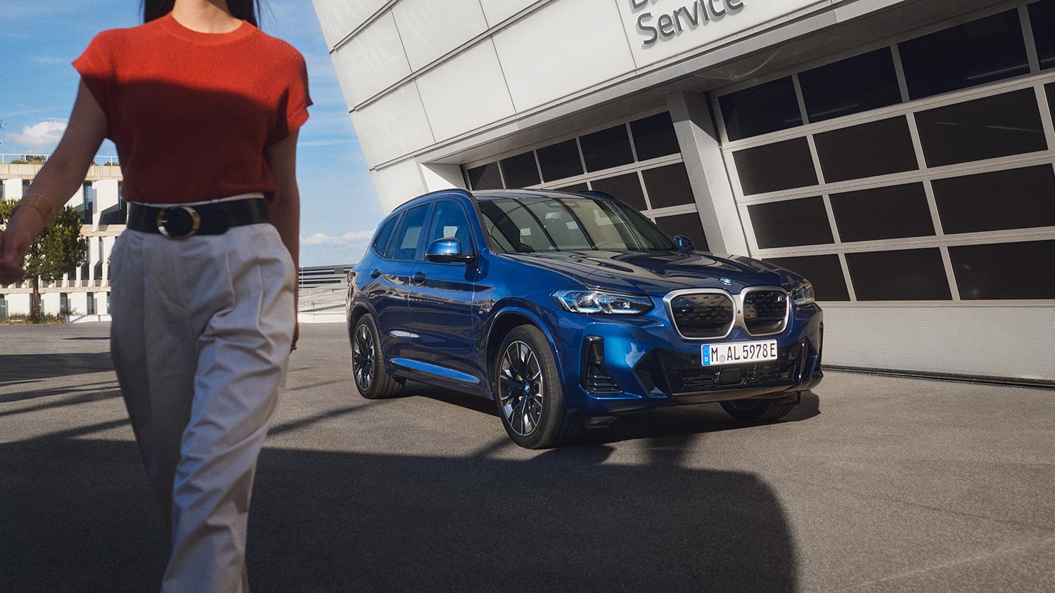 BMW iX3 vor dem Autohaus – vielseitige Mobilität mit BMW Köhler in Karlstadt