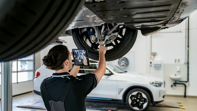 Kontrolle eines Fahrzeugs in der Werkstatt – verlässlicher Service im Autohaus BMW Köhler in Karlstadt