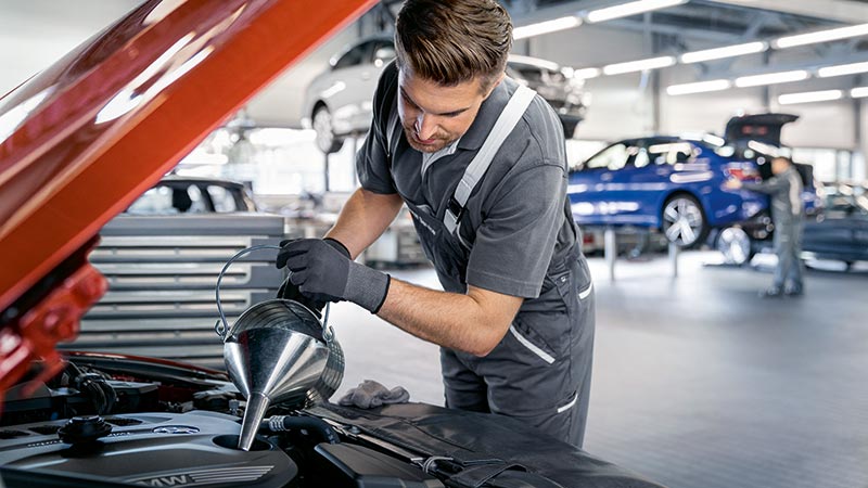 Mechaniker bei der Fahrzeugwartung in der Werkstatt – Fachkompetenz im Autohaus BMW Köhler in Karlstadt