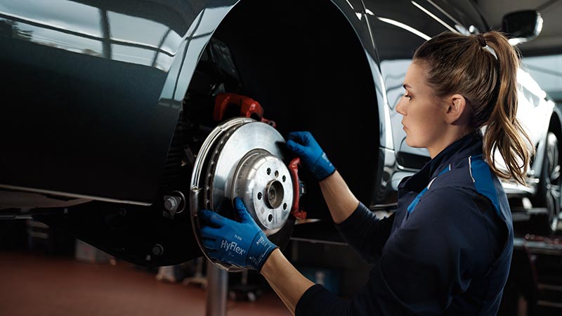 Mechanikerin bei der Bremsscheibenprüfung – Qualität und Sicherheit im Autohaus BMW Köhler in Karlstadt