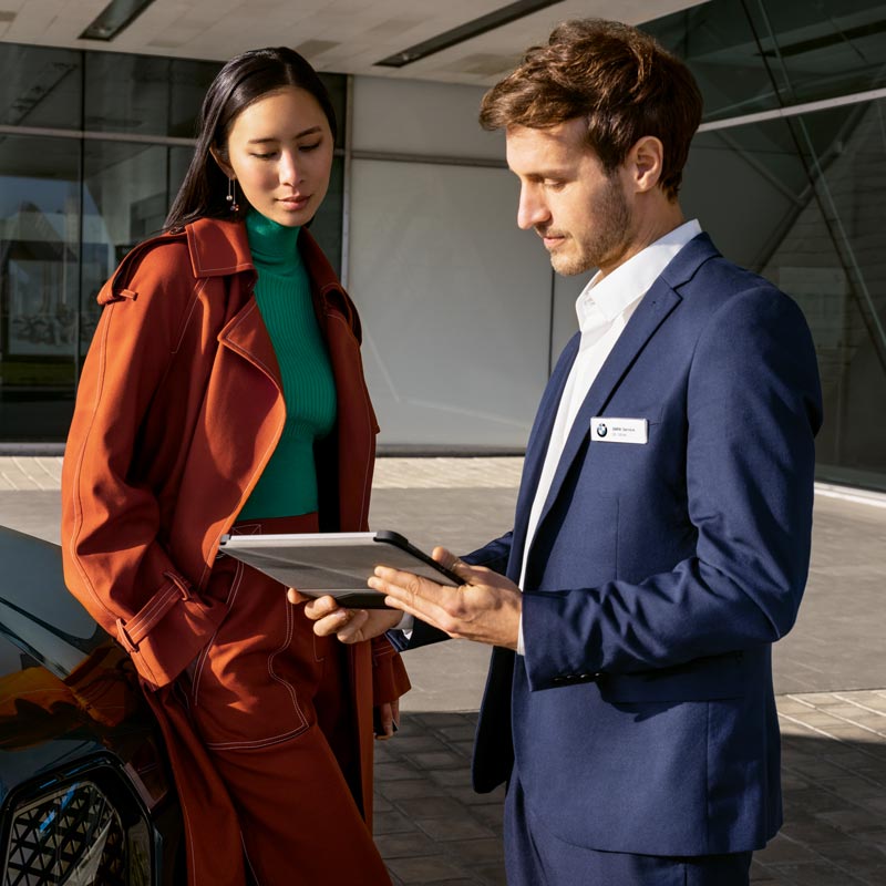 Beratungsgespräch vor einem BMW – individuelle Betreuung im Autohaus BMW Köhler in Karlstadt