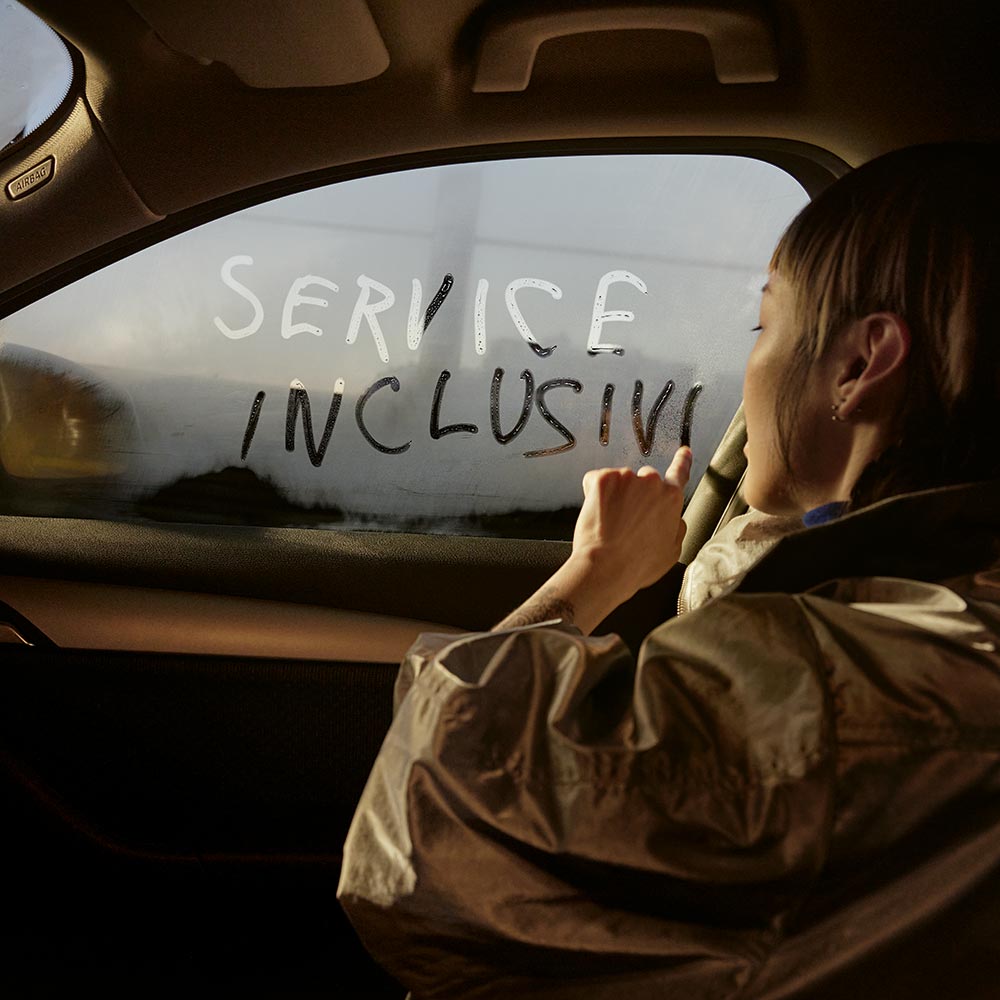 Schriftzug Service Inclusive auf einer Fensterscheibe – transparente Angebote im Autohaus BMW Köhler in Karlstadt