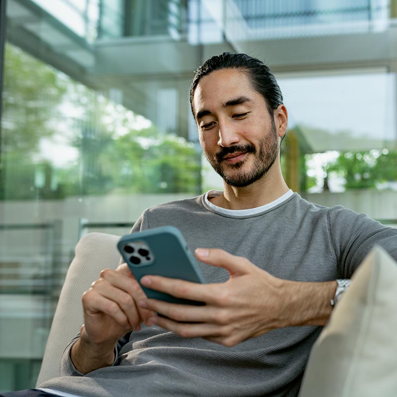 Mann entspannt mit der My BMW App – Komfort und Kontrolle mit BMW Köhler in Karlstadt