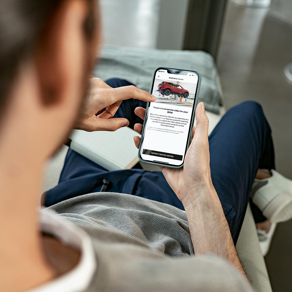 Person nutzt die My BMW App auf einem Smartphone – digitale Services im Autohaus BMW Köhler in Karlstadt