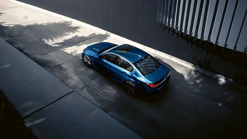 BMW 5er BMW in einer modernen Architekturkulisse mit Schatteneffekten – Stil und Innovation im Autohaus BMW Köhler in Karlstadt