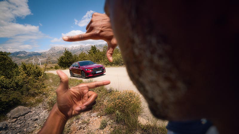 BMW 5er in einer malerischen Landschaft mit kreativem Fokusrahmen – Fahrfreude und Innovation im Autohaus BMW Köhler in Karlstadt
