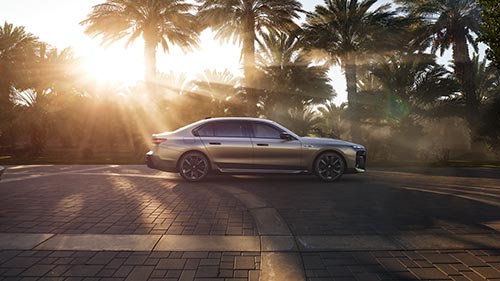 BMW 7er im Sonnenuntergang auf einer Allee – Fahrfreude und Eleganz im Autohaus BMW Köhler in Karlstadt