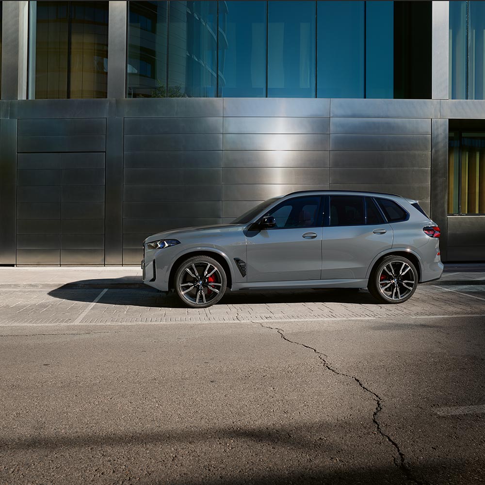 BMW X5 in einer modernen Stadtlandschaft – Stil und Leistung im Autohaus BMW Köhler in Karlstadt