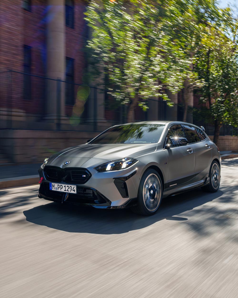 BMW 1er in einer städtischen Umgebung – Elektromobilität und Design im Autohaus BMW Köhler in Karlstadt