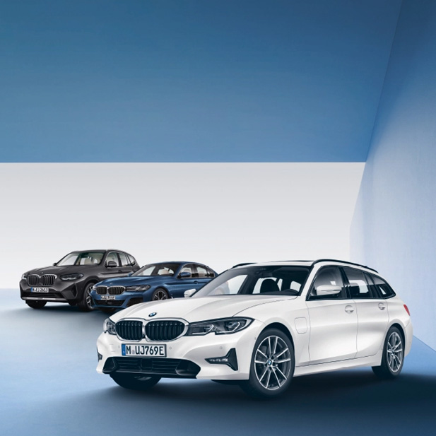 Drei BMW-Modelle in einer Studioszene – Eleganz und Vielfalt im Autohaus BMW Köhler in Karlstadt