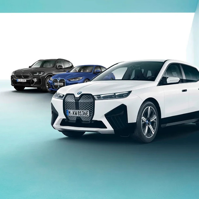 Drei BMW Modelle in einer Studioszene – Eleganz und Vielfalt im Autohaus BMW Köhler in Karlstadt