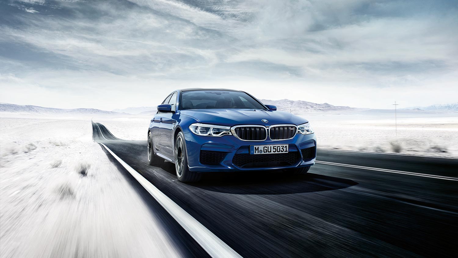 BMW M5 in dynamischer Fahrt auf einer offenen Straße – Innovation und Fahrfreude im Autohaus BMW Köhler in Karlstadt