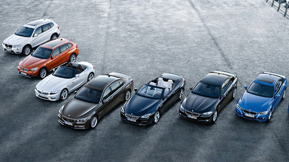 BMW aufgereiht in einer Außenaufnahme – Vielfalt und Auswahl im Autohaus BMW Köhler in Karlstadt