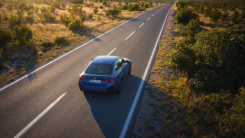 BMW i4 auf einer Landstraße – Effizienz und Zuverlässigkeit im Autohaus BMW Köhler in Karlstadt