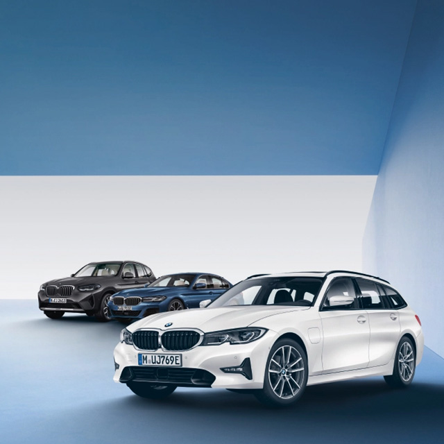 Verschiedene BMW-Modelle in einer Studioszene – Eleganz und Vielfalt im Autohaus BMW Köhler in Karlstadt