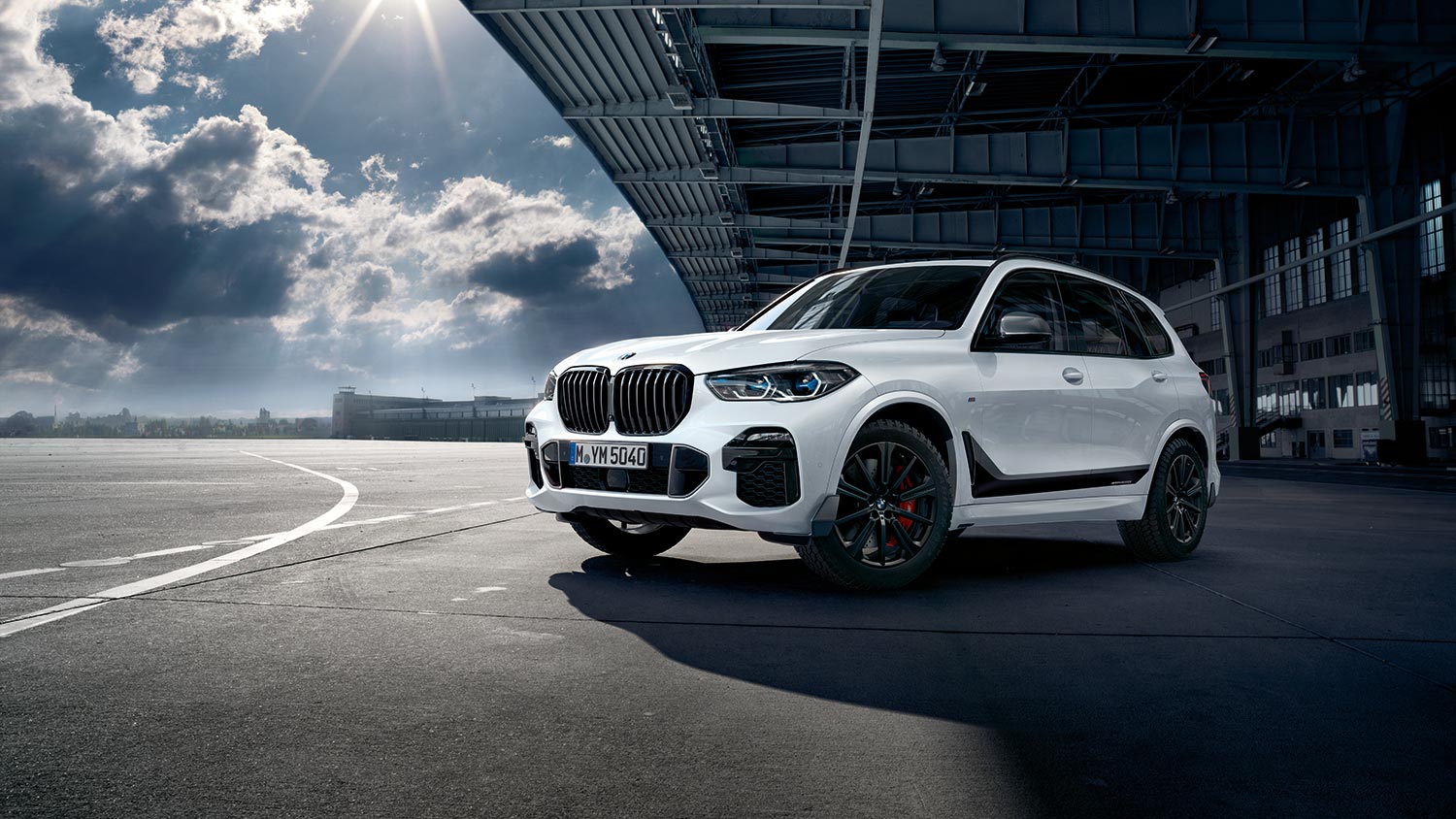 BMW X5 auf einer Rennstrecke – Sportlichkeit und Power im Autohaus BMW Köhler in Karlstadt