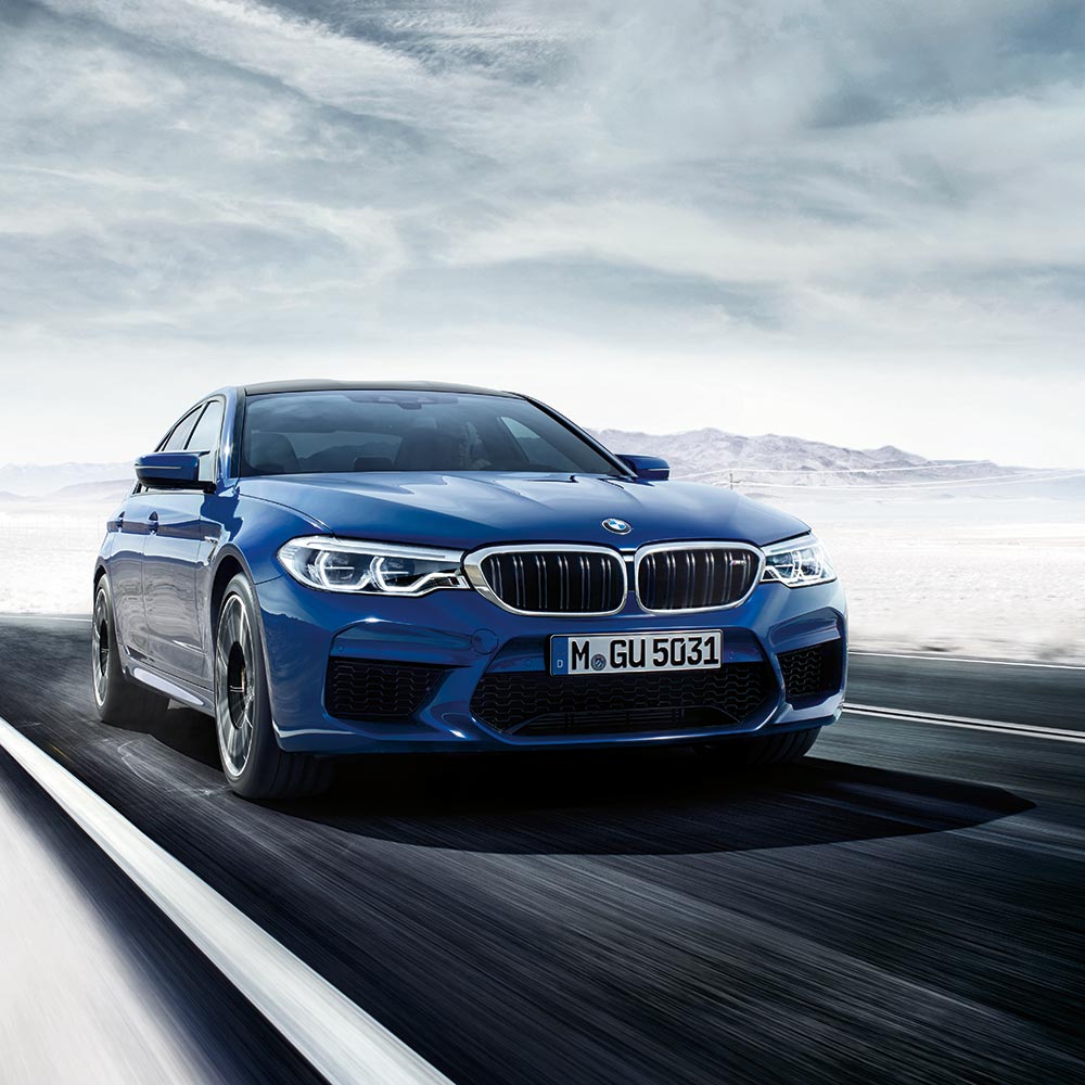 BMW M5 in Fahrt auf einer Rennstrecke – Performance und Dynamik im Autohaus BMW Köhler in Karlstadt